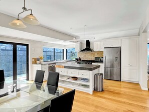 Fridge, microwave, oven, stovetop - Lakefront Location | Walk to Town | Family Stay (Queenstown)