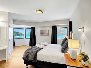 3 bedrooms, iron/ironing board, travel cot, WiFi - Lakefront Location | Walk to Town | Family Stay (Queenstown)