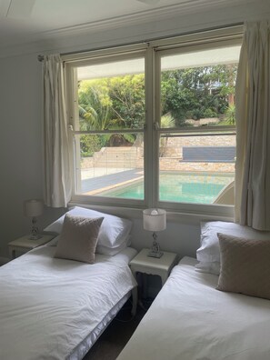 3 bedrooms, desk, iron/ironing board, free WiFi - Centrally located home close to Avalon beach with a private 12m saltwater pool (Avalon Beach)