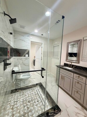 Shower, hair dryer, bidet, towels - Spacious 4BR Dallas Home near Love Field Airport (Dallas)