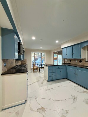 Private kitchen - Spacious 4BR Dallas Home near Love Field Airport (Dallas)