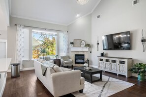 Living area - Gorgeous luxury,Comfy,5BR,9 beds,AT&T stadium,DFW,Texas Live, Six-flag, Joe Pool (Grand Prairie)