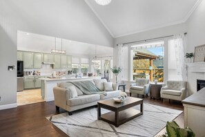 Living area - Gorgeous luxury,Comfy,5BR,9 beds,AT&T stadium,DFW,Texas Live, Six-flag, Joe Pool (Grand Prairie)