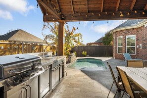 Outdoor dining - Gorgeous luxury,Comfy,5BR,9 beds,AT&T stadium,DFW,Texas Live, Six-flag, Joe Pool (Grand Prairie)