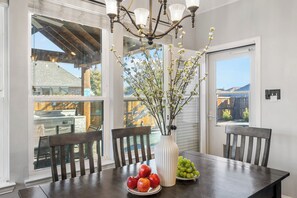 Dining - Gorgeous luxury,Comfy,5BR,9 beds,AT&T stadium,DFW,Texas Live, Six-flag, Joe Pool (Grand Prairie)