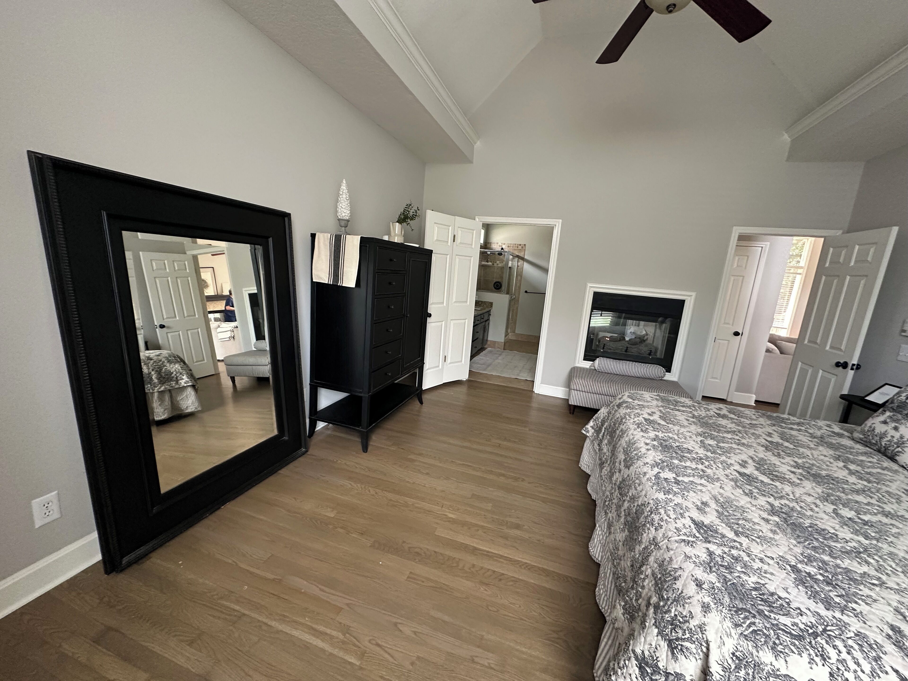 Silitysrauta/-lauta, Wi-Fi, vuodevaatteet