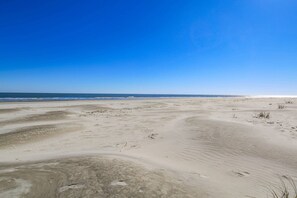 Beach nearby - Private Access to Beach Boardwalk 4; FREE Amenity Card Privileges; Back Deck w/ Private Hot Tub! (Seabrook Island)
