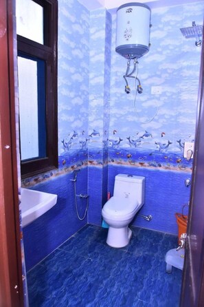 Habitación Deluxe | Baño | Regadera, amenidades de baño gratuitas, toallas, jabón 