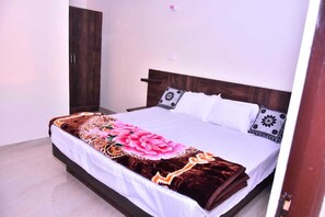 Deluxe Room | Rollaway beds, free WiFi, bed sheets - Aastha Homestay (Shoghi)
