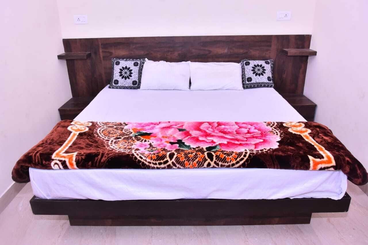 Deluxe Room | Rollaway beds, free WiFi, bed sheets