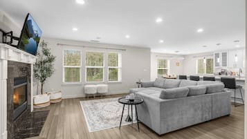 Fernseher, Kamin, Stereoanlage