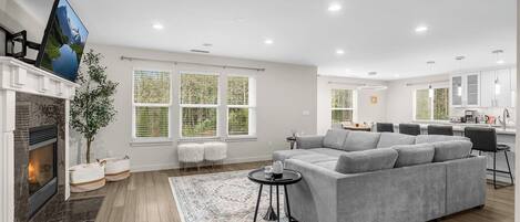 Televisie, een open haard en een stereo