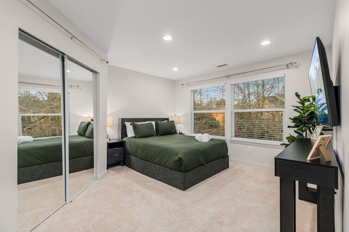 Escritorio, tabla de planchar con plancha, cuna de viaje y wifi 