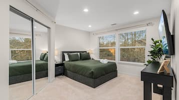 Escritorio, tabla de planchar con plancha, cuna de viaje y wifi