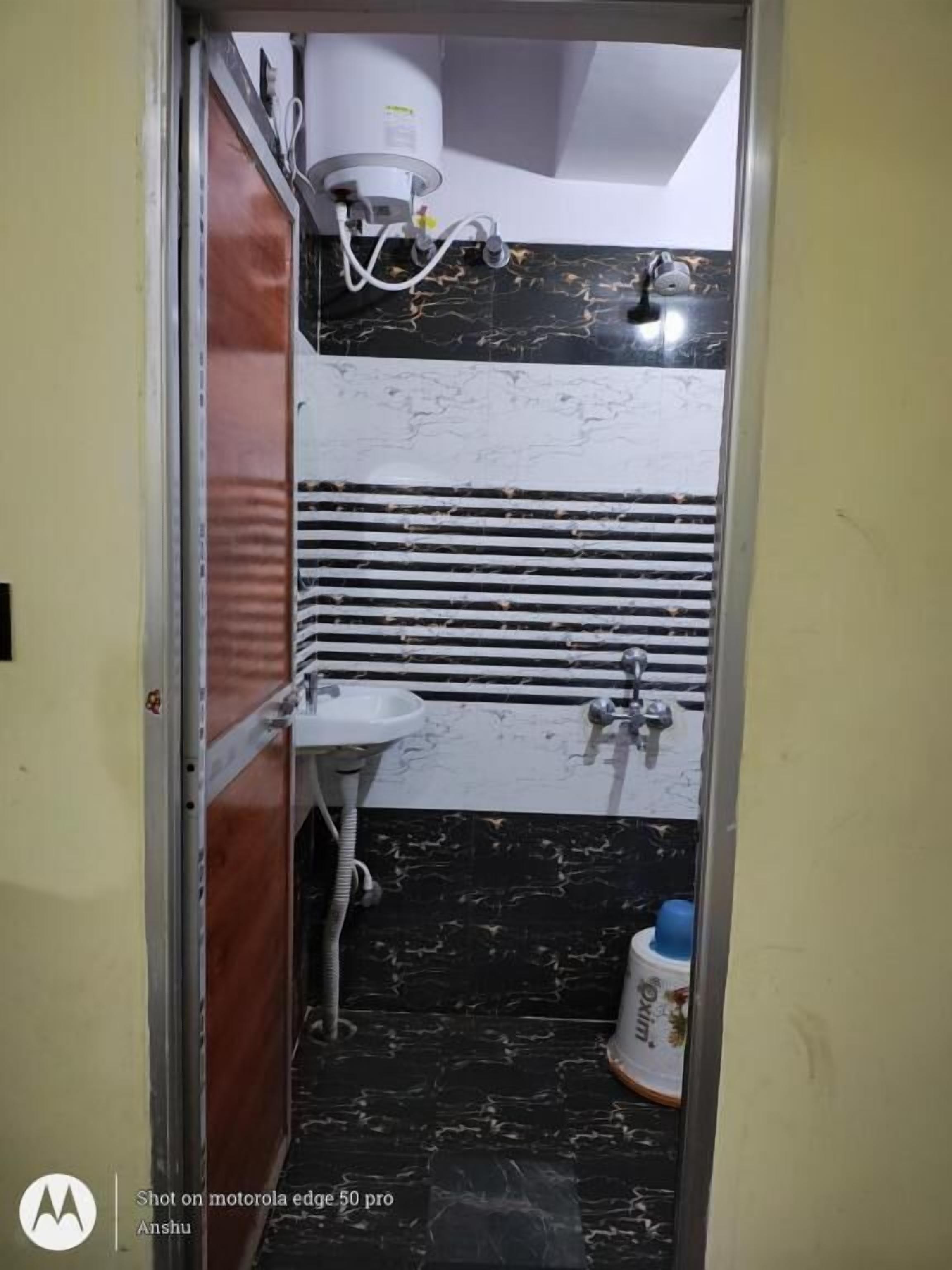 Shower, free toiletries, soap, shampoo