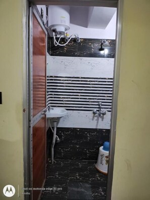 Regadera, amenidades de baño gratuitas, jabón, shampoo 