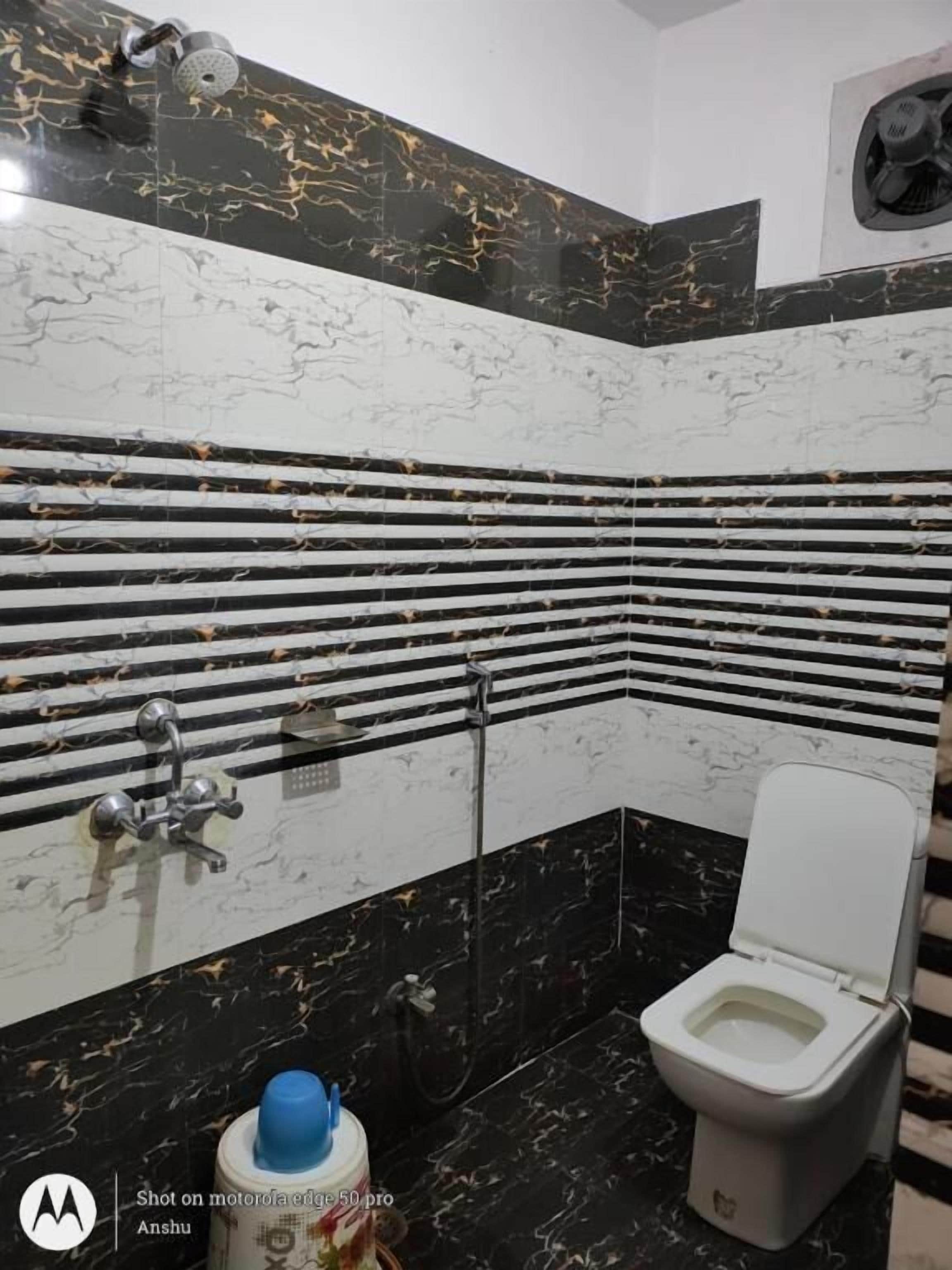 Shower, free toiletries, soap, shampoo