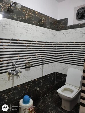 Ducha, artículos de tocador gratuitos, jabón, shampoo