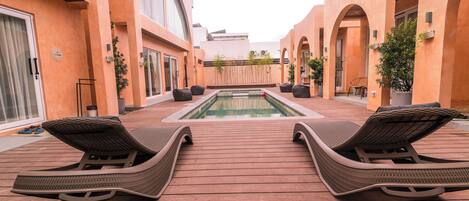 Una piscina al aire libre