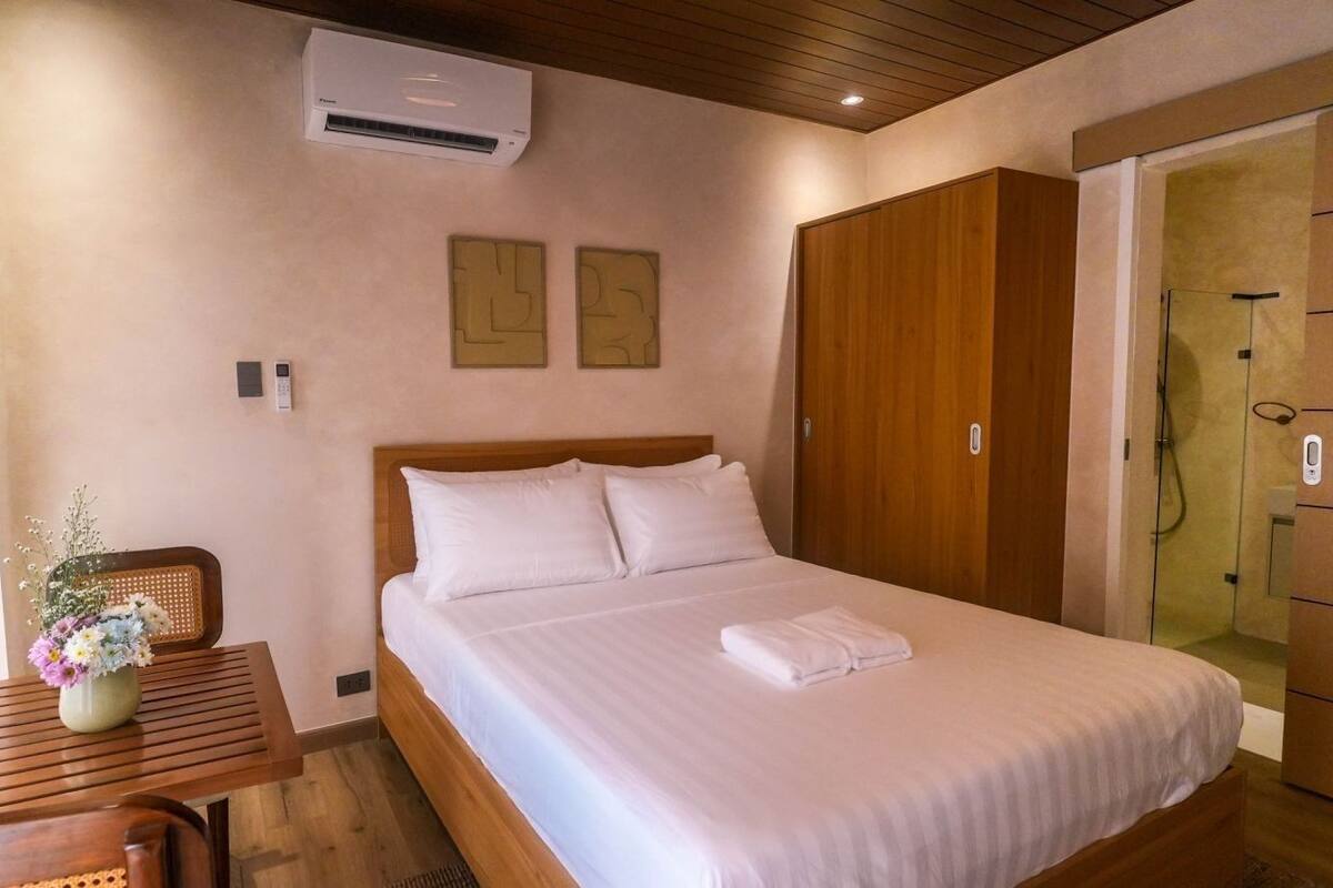 ห้องดีลักซ์, วิวสระว่ายน้ำ | Wi-Fi ฟรี, ผ้าปูที่นอน