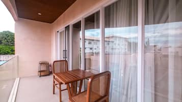 Delad sovsal - Deluxe - utsikt mot poolen | Terrass/Patio