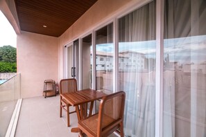 Delad sovsal - Deluxe - utsikt mot poolen | Terrass/Patio