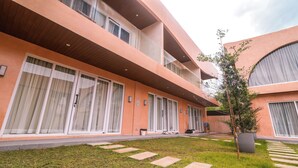 A modern building with large windows and a flat roof. - Villa Sorrento by SMS Hospitality (San Antonio)
