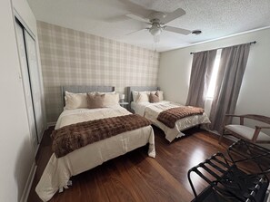 Iron/ironing board, WiFi, bed sheets - HOA Townhouse in wonderful High Point by the Lake (High Point)