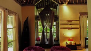 Villa Deluxe, 4 habitaciones, balcón, vista al jardín | Baño | Tina y regadera independientes, toallas, jabón, shampoo 