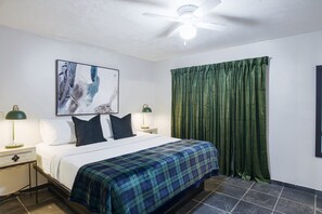 Desk, iron/ironing board, travel cot, free WiFi - 1BR W Alabama Montrose Sueño Apt 12, Med Center (Houston)