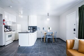 Kylskåp, mikrovågsugn, ugn och spishäll