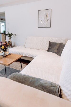 Living area - Vacation apartment 1 Sonnenblick on the first floor with 2 terraces and garden (Riedering)