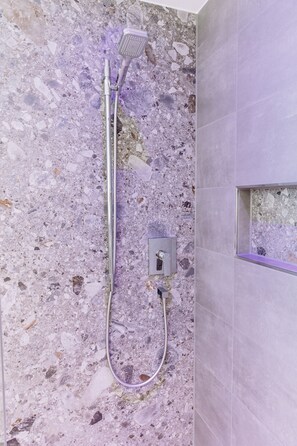 Shower, hair dryer, towels - Vacation apartment 1 Sonnenblick on the first floor with 2 terraces and garden (Riedering)