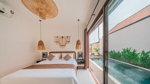 Een moderne slaapkamer met een groot bed, uitzicht op een zwembad en een balkon met planten.