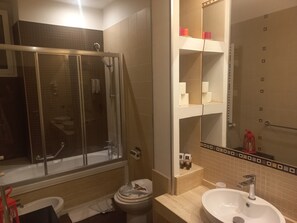 Comfort Apartment | Bathroom - Stefano House Fontana di Trevi (Rome)