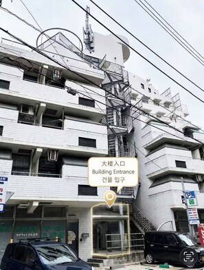 A multi-story building with a clear entrance sign indicating the building's entrance. - Near Shinjuku , Shibuya Area , 6 Guests , Family Stay (渋谷区)