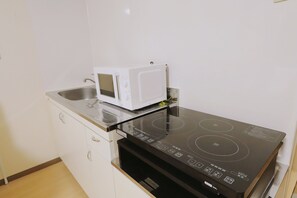 Fridge, microwave, stovetop, electric kettle - Near Shinjuku , Shibuya Area , 4 Guests , Family Stay (渋谷区)