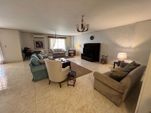 Smart TV - Serene 3-bedroom apartment with AC in vibrant Cairo Governorate (Cairo Governorate)