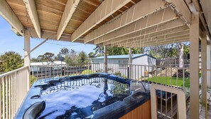Outdoor spa tub - Jan Juc Family Escape (Jan Juc)