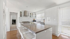 Fridge, microwave, oven, dishwasher - Jan Juc Family Escape (Jan Juc)