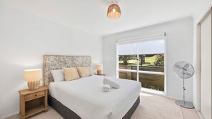 4 bedrooms, WiFi, bed sheets - Jan Juc Family Escape (Jan Juc)