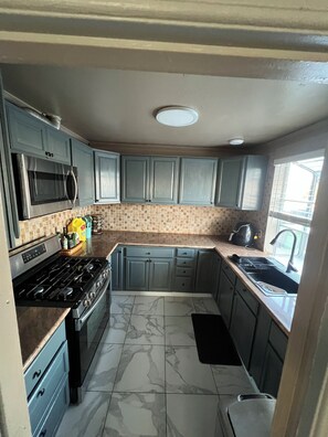 Fridge, microwave, oven, stovetop - Soothing 2-bedroom house in cool Oakland neighborhood (Oakland)