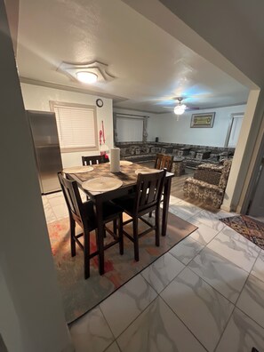 Dining - Soothing 2-bedroom house in cool Oakland neighborhood (Oakland)