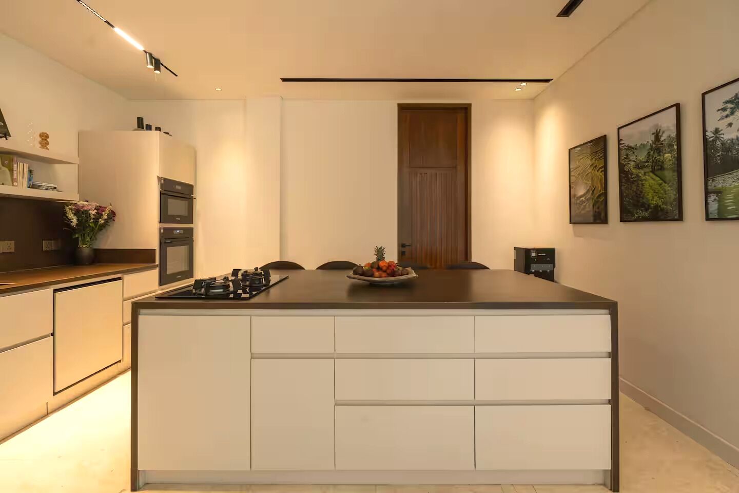 Deluxe villa, 5 slaapkamers, privézwembad, uitzicht op zwembad | Privékeuken | Een koelkast, een magnetron, een oven, een kookplaat