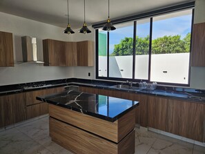 Microwave, stovetop, coffee/tea maker, cookware/dishes/utensils - New home in Oaxtepec with heated pool (Oaxtepec)