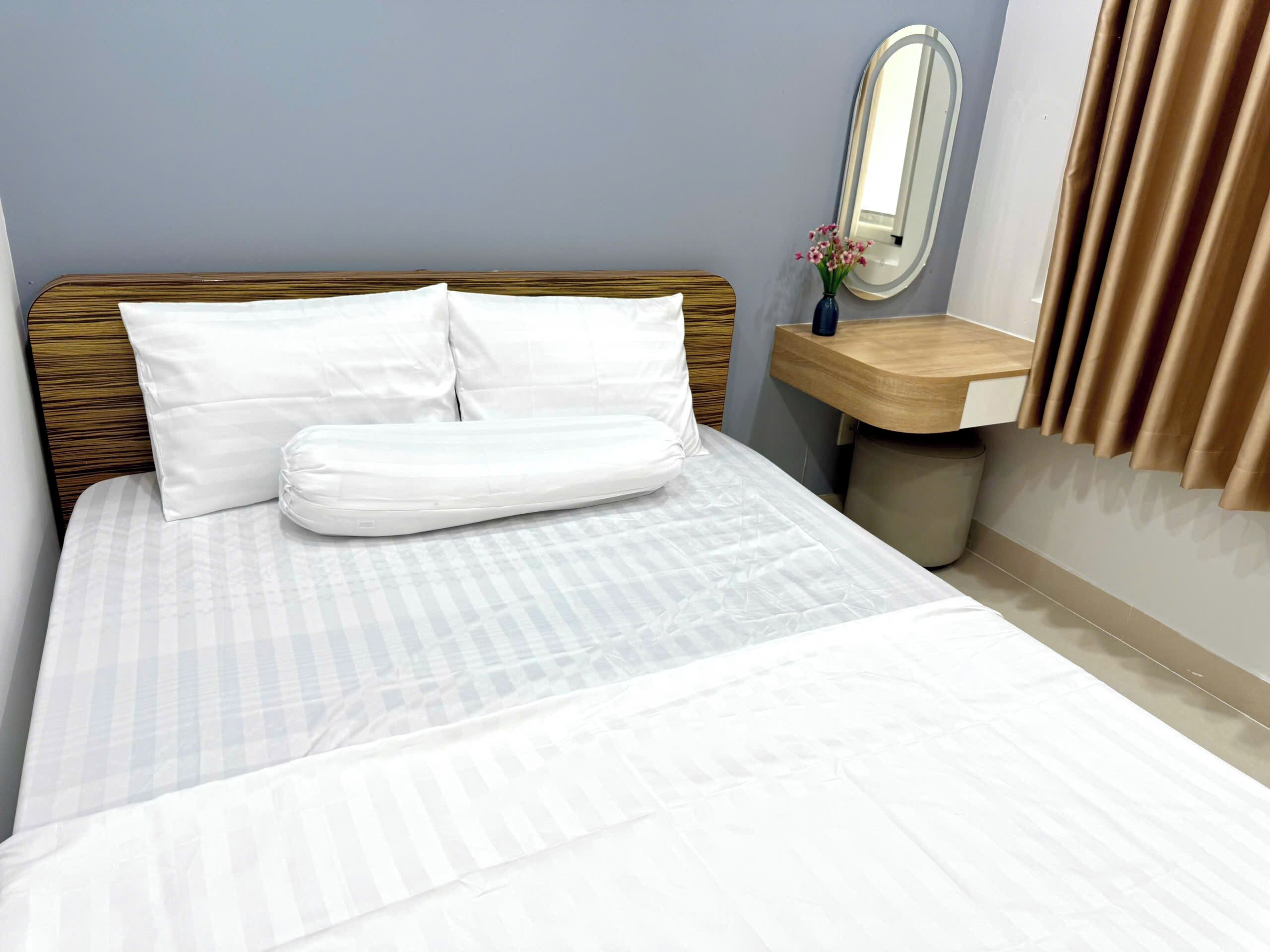 Een bureau, een laptopwerkplek, een strijkplank/strijkijzer, gratis wifi