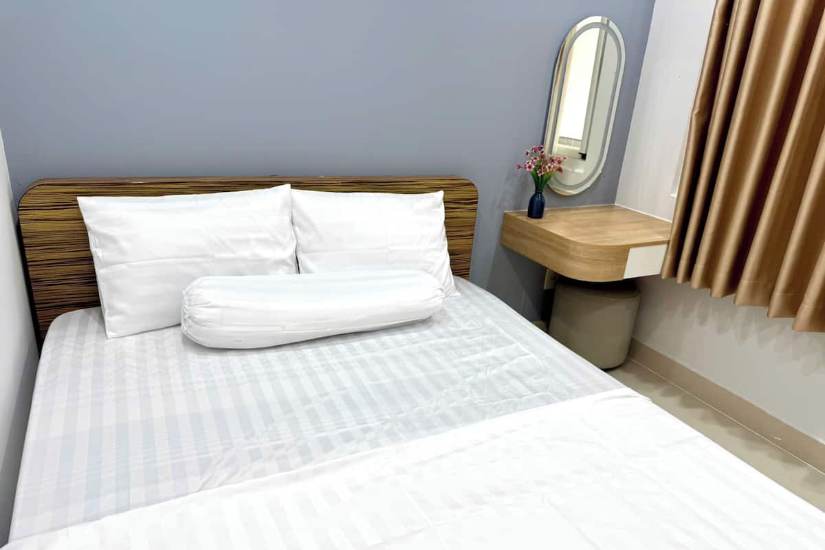 Een bureau, een laptopwerkplek, een strijkplank/strijkijzer, gratis wifi