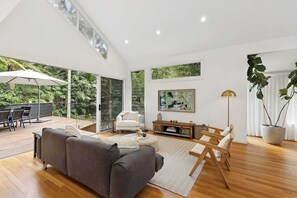 TV - The Palms by Coast Hosting (North Avoca)
