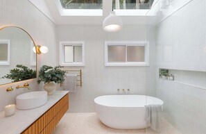 Shower, hair dryer, towels, shampoo - The Palms by Coast Hosting (North Avoca)