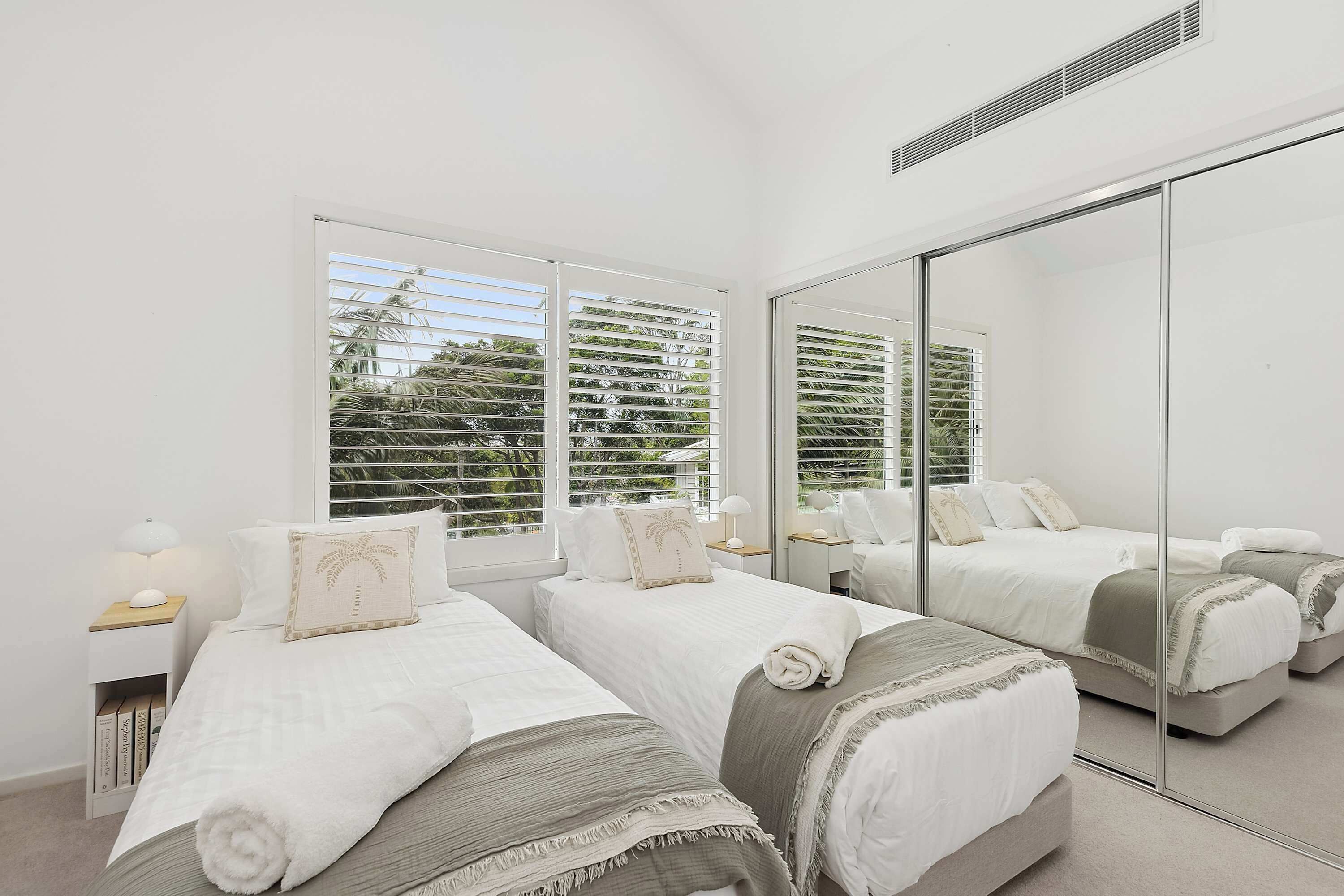 Tabla de planchar con plancha, wifi y ropa de cama 